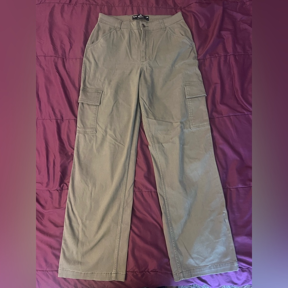 Hollister Ultra High-Rise Olive Green Cargo Dad Pant Size 9R / 8R / 29R